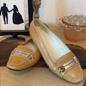 Tods Women’s camel loafer driver shoes